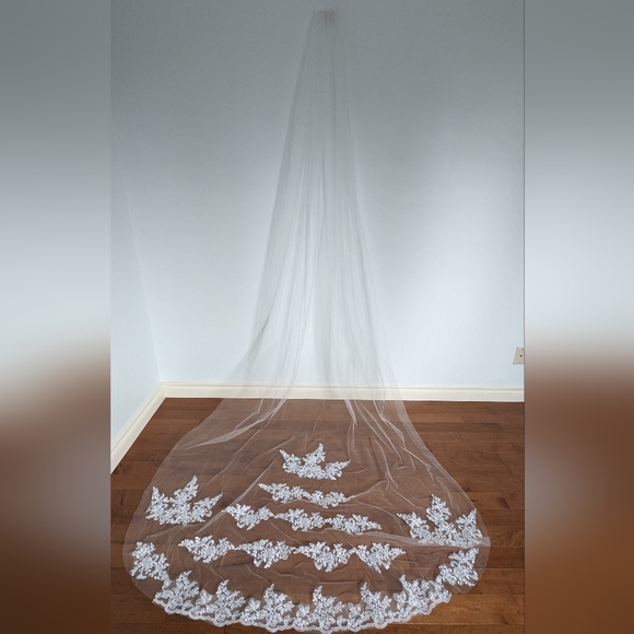 Galatea Wedding Dress and Veil - Picture 8 of 8